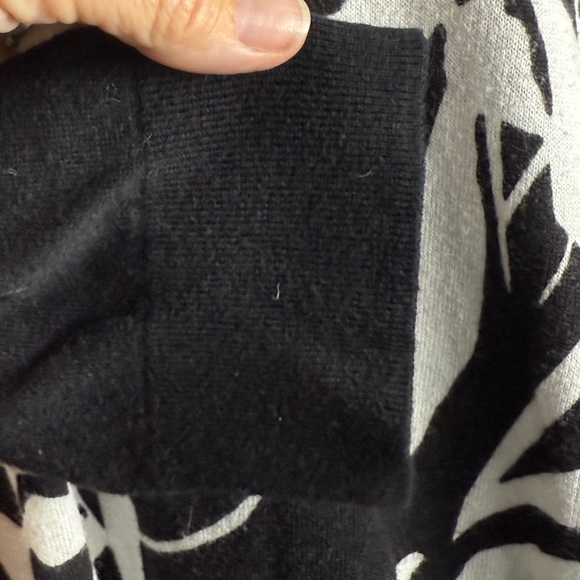 Chico's Travelers Monochrome Leaf Pattern Tunic Sheer Bottom Hem Womens Sz 2 - Picture 4 of 6